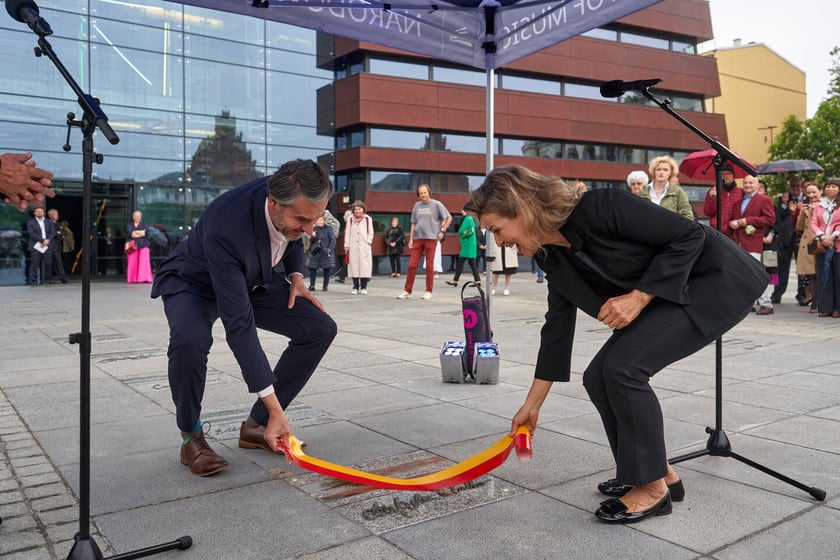 Anne-Sophie Mutter, wybitna niemiecka skrzypaczka odsłoniła, wsp&oacute;lnie z wiceprezydentem Bartłomiejem Ciążyńskim, tablicę przed Narodowym Forum Muzyki ze swoim nazwiskiem i podpisem