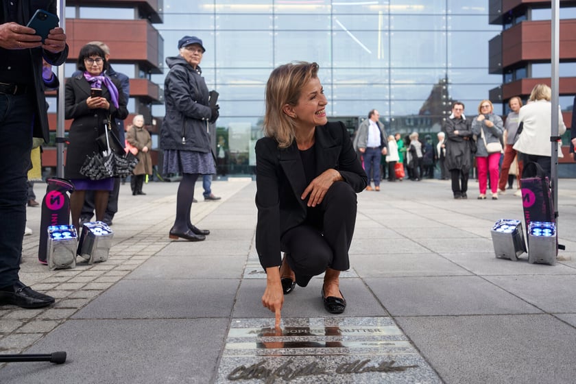Anne-Sophie Mutter, wybitna niemiecka skrzypaczka odsłoniła przed Narodowym Forum Muzyki tablicę ze swoim nazwiskiem i podpisem