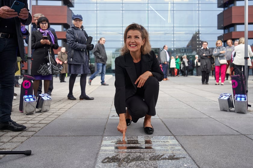 Anne-Sophie Mutter, wybitna niemiecka skrzypaczka odsłoniła przed Narodowym Forum Muzyki tablicę ze swoim nazwiskiem i podpisem