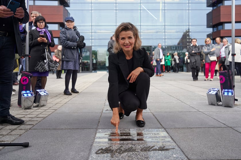 Anne-Sophie Mutter, wybitna niemiecka skrzypaczka odsłoniła przed Narodowym Forum Muzyki tablicę ze swoim nazwiskiem i podpisem