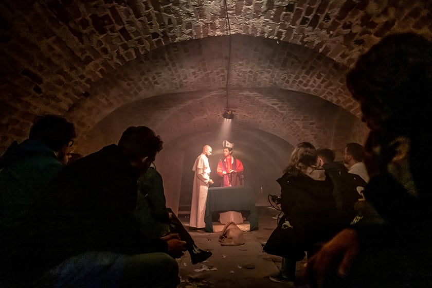 Czytanie sensoryczne u Dominikan&oacute;w odbędzie się w kryptach pod kościołem, tu pr&oacute;ba generalna przed seansami 19 i 20 maja