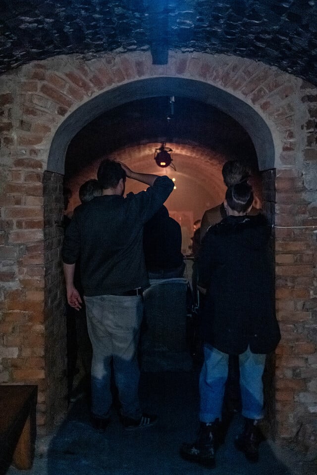 Czytanie sensoryczne u Dominikan&oacute;w odbędzie się w kryptach pod kościołem, tu pr&oacute;ba generalna przed seansami 19 i 20 maja