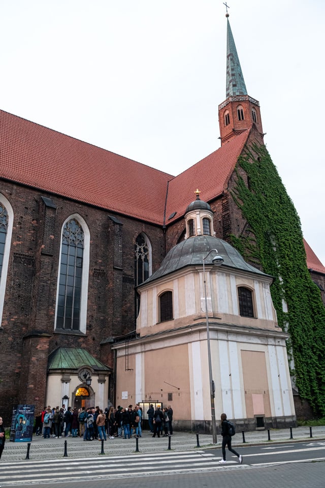 Czytanie sensoryczne u Dominikan&oacute;w odbędzie się w kryptach pod kościołem, tu pr&oacute;ba generalna przed seansami 19 i 20 maja
