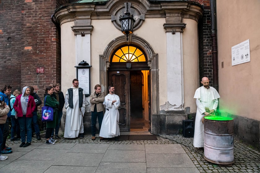 Czytanie sensoryczne u Dominikan&oacute;w odbędzie się w kryptach pod kościołem, tu pr&oacute;ba generalna przed seansami 19 i 20 maja