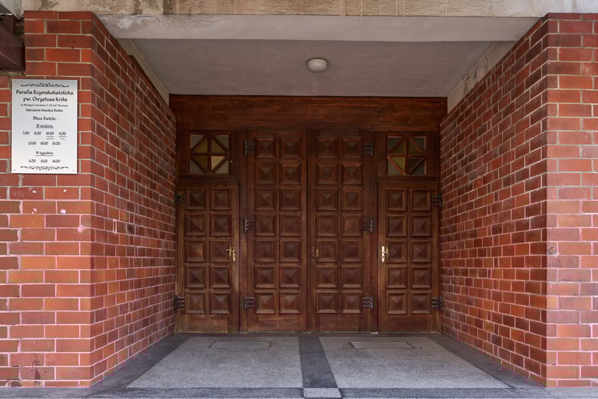 Kości&oacute;ł pw. Chrystusa Kr&oacute;la budowany był w latach 1978-1991 na planie kwadratu. Budowla przypomina ostrosłup złożony z czterech części, podobnych do wież, o zr&oacute;żnicowanej wysokości. Zbiegające się &nbsp;ku środkowi ściany owych wież przykrywają centralną (sakralną) część budowli, nadając jej ekspresyjny charakter. Nachylone połacie zdobi dekoracja przypominająca strukturę kryształu. W przyziemiu mieści się kaplica św. Mikołaja, ośrodek kultury i szkoła.