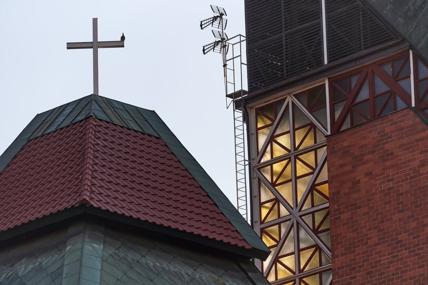 Kości&oacute;ł pw. Chrystusa Kr&oacute;la budowany był w latach 1978-1991 na planie kwadratu. Budowla przypomina ostrosłup złożony z czterech części, podobnych do wież, o zr&oacute;żnicowanej wysokości. Zbiegające się &nbsp;ku środkowi ściany owych wież przykrywają centralną (sakralną) część budowli, nadając jej ekspresyjny charakter. Nachylone połacie zdobi dekoracja przypominająca strukturę kryształu. W przyziemiu mieści się kaplica św. Mikołaja, ośrodek kultury i szkoła.