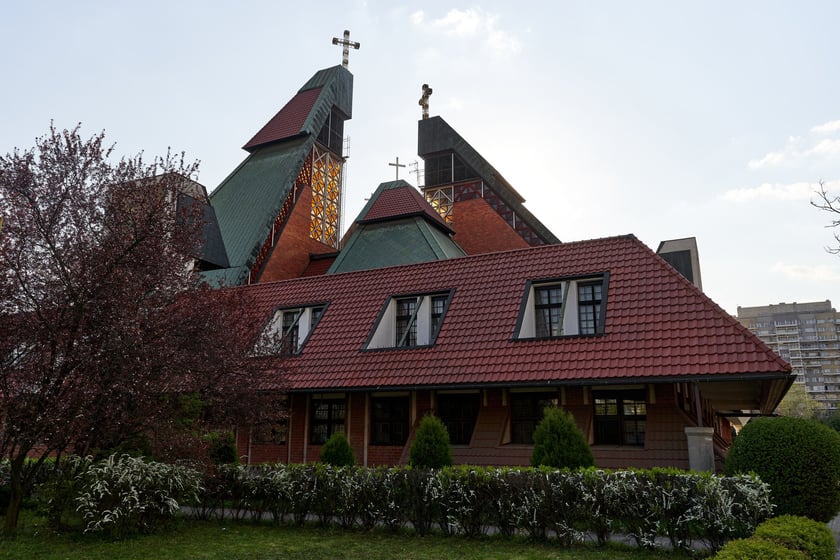 Kości&oacute;ł pw. Chrystusa Kr&oacute;la budowany był w latach 1978-1991 na planie kwadratu. Budowla przypomina ostrosłup złożony z czterech części, podobnych do wież, o zr&oacute;żnicowanej wysokości. Zbiegające się &nbsp;ku środkowi ściany owych wież przykrywają centralną (sakralną) część budowli, nadając jej ekspresyjny charakter. Nachylone połacie zdobi dekoracja przypominająca strukturę kryształu. W przyziemiu mieści się kaplica św. Mikołaja, ośrodek kultury i szkoła.