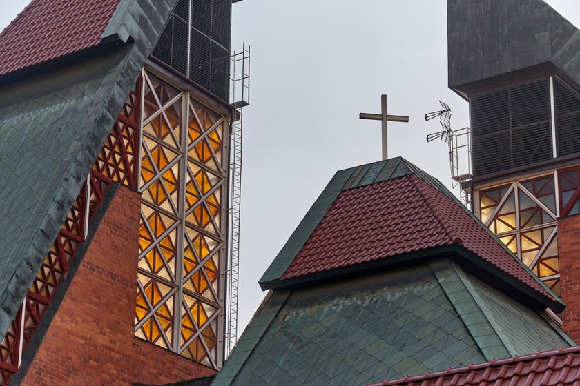 Kości&oacute;ł pw. Chrystusa Kr&oacute;la budowany był w latach 1978-1991 na planie kwadratu. Budowla przypomina ostrosłup złożony z czterech części, podobnych do wież, o zr&oacute;żnicowanej wysokości. Zbiegające się &nbsp;ku środkowi ściany owych wież przykrywają centralną (sakralną) część budowli, nadając jej ekspresyjny charakter. Nachylone połacie zdobi dekoracja przypominająca strukturę kryształu. W przyziemiu mieści się kaplica św. Mikołaja, ośrodek kultury i szkoła.