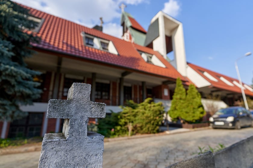 Kości&oacute;ł pw. Chrystusa Kr&oacute;la budowany był w latach 1978-1991 na planie kwadratu. Budowla przypomina ostrosłup złożony z czterech części, podobnych do wież, o zr&oacute;żnicowanej wysokości. Zbiegające się &nbsp;ku środkowi ściany owych wież przykrywają centralną (sakralną) część budowli, nadając jej ekspresyjny charakter. Nachylone połacie zdobi dekoracja przypominająca strukturę kryształu. W przyziemiu mieści się kaplica św. Mikołaja, ośrodek kultury i szkoła.