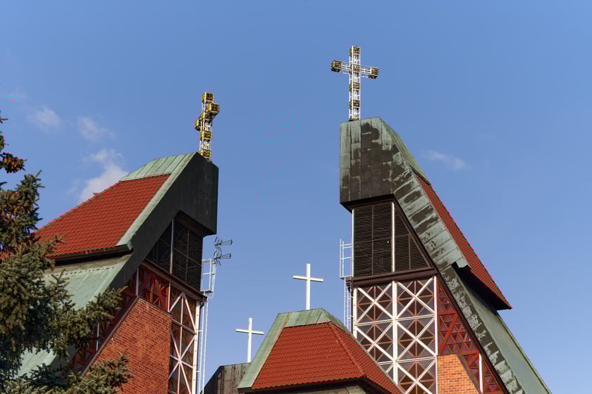 Kości&oacute;ł pw. Chrystusa Kr&oacute;la budowany był w latach 1978-1991 na planie kwadratu. Budowla przypomina ostrosłup złożony z czterech części, podobnych do wież, o zr&oacute;żnicowanej wysokości. Zbiegające się &nbsp;ku środkowi ściany owych wież przykrywają centralną (sakralną) część budowli, nadając jej ekspresyjny charakter. Nachylone połacie zdobi dekoracja przypominająca strukturę kryształu. W przyziemiu mieści się kaplica św. Mikołaja, ośrodek kultury i szkoła.