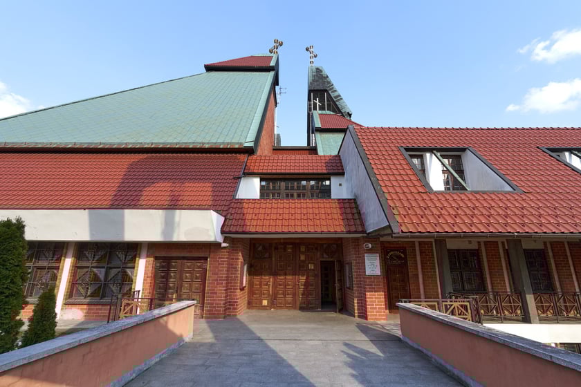 Kości&oacute;ł pw. Chrystusa Kr&oacute;la budowany był w latach 1978-1991 na planie kwadratu. Budowla przypomina ostrosłup złożony z czterech części, podobnych do wież, o zr&oacute;żnicowanej wysokości. Zbiegające się &nbsp;ku środkowi ściany owych wież przykrywają centralną (sakralną) część budowli, nadając jej ekspresyjny charakter. Nachylone połacie zdobi dekoracja przypominająca strukturę kryształu. W przyziemiu mieści się kaplica św. Mikołaja, ośrodek kultury i szkoła.