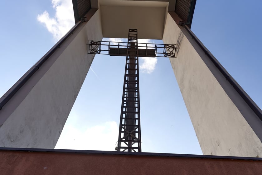 Kości&oacute;ł pw. Chrystusa Kr&oacute;la budowany był w latach 1978-1991 na planie kwadratu. Budowla przypomina ostrosłup złożony z czterech części, podobnych do wież, o zr&oacute;żnicowanej wysokości. Zbiegające się &nbsp;ku środkowi ściany owych wież przykrywają centralną (sakralną) część budowli, nadając jej ekspresyjny charakter. Nachylone połacie zdobi dekoracja przypominająca strukturę kryształu. W przyziemiu mieści się kaplica św. Mikołaja, ośrodek kultury i szkoła.