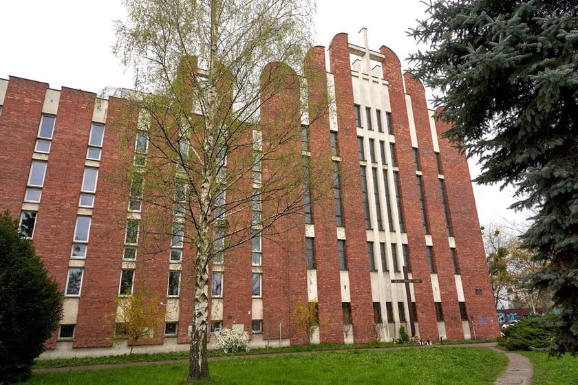 Dzisiejszy kompleks kościoła&nbsp;pw. św. Ignacego Loyoli wzniesiono w latach 1981-1990. Tr&oacute;jskrzydłowa i pięciokondygnacyjna budowla opr&oacute;cz dwupoziomowej świątyni mieści klasztor, mieszkania zakonnic, pomieszczenia parafii i dom spotkań.
Całej architekturze nadano jednolity charakter. Elewacja o kompozycji rytmicznej z wąskimi pionami okien oddzielonych od siebie ceglanymi pasami. Kompozycję uzupełnia motyw betonowych krzyży przecinających okna. Nad wejściem gł&oacute;wnym jest wieżyczka z krzyżem. Postmodernistyczne formy elewacji i wnętrza nawiązują do architektury gotyku (strzelistością i smukłością pas&oacute;w ceglanych) i renesansu (rytmicznym podziałem elewacji).