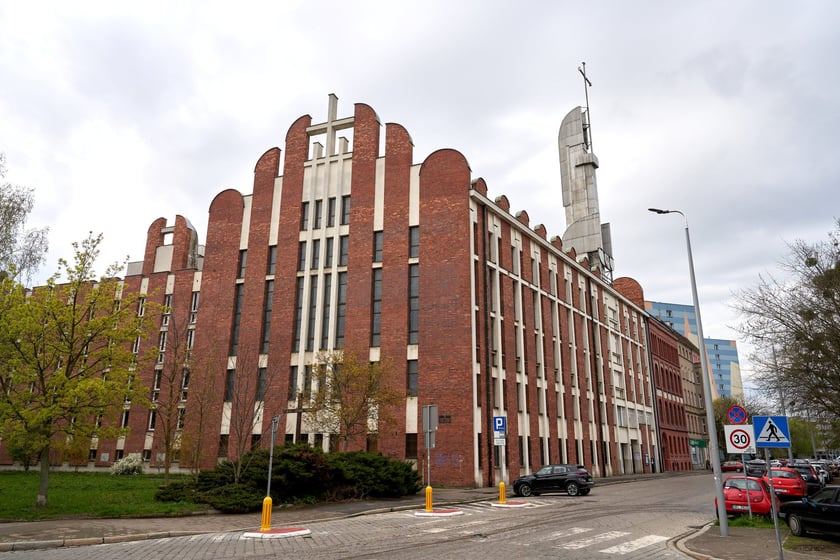 Dzisiejszy kompleks kościoła&nbsp;pw. św. Ignacego Loyoli wzniesiono w latach 1981-1990. Tr&oacute;jskrzydłowa i pięciokondygnacyjna budowla opr&oacute;cz dwupoziomowej świątyni mieści klasztor, mieszkania zakonnic, pomieszczenia parafii i dom spotkań.
Całej architekturze nadano jednolity charakter. Elewacja o kompozycji rytmicznej z wąskimi pionami okien oddzielonych od siebie ceglanymi pasami. Kompozycję uzupełnia motyw betonowych krzyży przecinających okna. Nad wejściem gł&oacute;wnym jest wieżyczka z krzyżem. Postmodernistyczne formy elewacji i wnętrza nawiązują do architektury gotyku (strzelistością i smukłością pas&oacute;w ceglanych) i renesansu (rytmicznym podziałem elewacji).