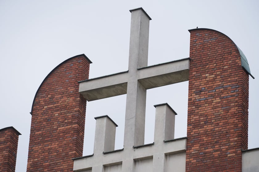 Dzisiejszy kompleks kościoła&nbsp;pw. św. Ignacego Loyoli wzniesiono w latach 1981-1990. Tr&oacute;jskrzydłowa i pięciokondygnacyjna budowla opr&oacute;cz dwupoziomowej świątyni mieści klasztor, mieszkania zakonnic, pomieszczenia parafii i dom spotkań. 
Całej architekturze nadano jednolity charakter. Elewacja o kompozycji rytmicznej z wąskimi pionami okien oddzielonych od siebie ceglanymi pasami. Kompozycję uzupełnia motyw betonowych krzyży przecinających okna. Nad wejściem gł&oacute;wnym jest wieżyczka z krzyżem. Postmodernistyczne formy elewacji i wnętrza nawiązują do architektury gotyku (strzelistością i smukłością pas&oacute;w ceglanych) i renesansu (rytmicznym podziałem elewacji).