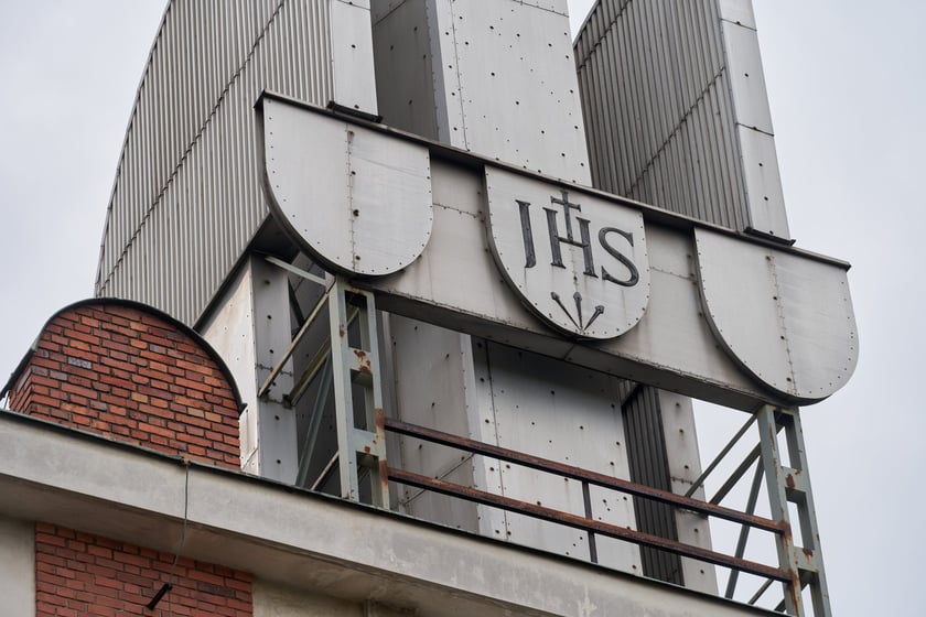 Dzisiejszy kompleks kościoła&nbsp;pw. św. Ignacego Loyoli wzniesiono w latach 1981-1990. Tr&oacute;jskrzydłowa i pięciokondygnacyjna budowla opr&oacute;cz dwupoziomowej świątyni mieści klasztor, mieszkania zakonnic, pomieszczenia parafii i dom spotkań.
Całej architekturze nadano jednolity charakter. Elewacja o kompozycji rytmicznej z wąskimi pionami okien oddzielonych od siebie ceglanymi pasami. Kompozycję uzupełnia motyw betonowych krzyży przecinających okna. Nad wejściem gł&oacute;wnym jest wieżyczka z krzyżem. Postmodernistyczne formy elewacji i wnętrza nawiązują do architektury gotyku (strzelistością i smukłością pas&oacute;w ceglanych) i renesansu (rytmicznym podziałem elewacji).