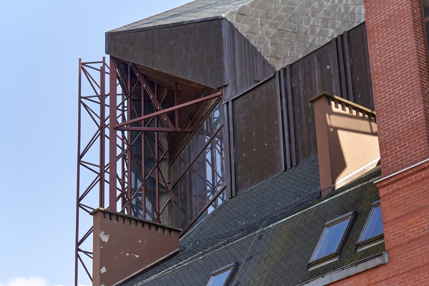 Rzymskokatolicki kości&oacute;ł pw. Opatrzności Bożej został konsekrowany w 2015 roku, ale jego budowa jeszcze się nie zakończyła. Rozpoczęto ją de facto w roku 1983, ale ze względu m.in. na bagienne podłoże konieczna była zmiana projektu, kt&oacute;rej podjął się prof. Zipser. Prace budowlane wznowiono w roku 1989.
Dynamiczną bryłę wieńczy kopuła przypominająca koronę, pod kt&oacute;rą umieszczono w ścianie duże przeszklenia. Cechą charakterystyczną rozczłonkowanej budowli o plastycznych formach jest wnękowa fasada nawiązująca do manieryzmu. W jej g&oacute;rnej części, niczym pod czapką z daszkiem, osadzono nowoczesny witraż przedstawiający oko opatrzności.