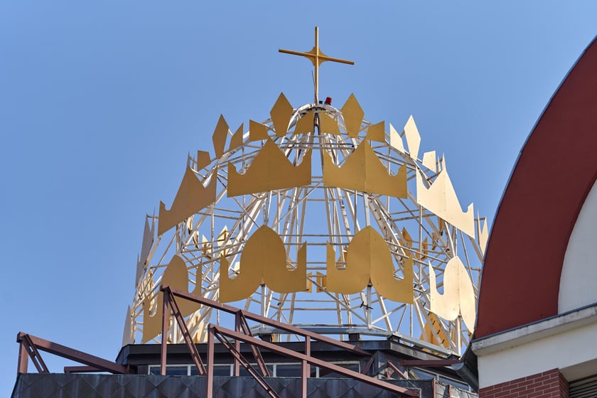 Rzymskokatolicki kości&oacute;ł pw. Opatrzności Bożej został konsekrowany w 2015 roku, ale jego budowa jeszcze się nie zakończyła. Rozpoczęto ją de facto w roku 1983, ale ze względu m.in. na bagienne podłoże konieczna była zmiana projektu, kt&oacute;rej podjął się prof. Zipser. Prace budowlane wznowiono w roku 1989.
Dynamiczną bryłę wieńczy kopuła przypominająca koronę, pod kt&oacute;rą umieszczono w ścianie duże przeszklenia. Cechą charakterystyczną rozczłonkowanej budowli o plastycznych formach jest wnękowa fasada nawiązująca do manieryzmu. W jej g&oacute;rnej części, niczym pod czapką z daszkiem, osadzono nowoczesny witraż przedstawiający oko opatrzności.