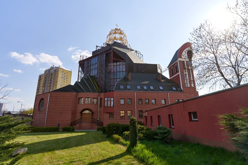 Rzymskokatolicki kości&oacute;ł pw. Opatrzności Bożej został konsekrowany w 2015 roku, ale jego budowa jeszcze się nie zakończyła. Rozpoczęto ją de facto w roku 1983, ale ze względu m.in. na bagienne podłoże konieczna była zmiana projektu, kt&oacute;rej podjął się prof. Zipser. Prace budowlane wznowiono w roku 1989.
Dynamiczną bryłę wieńczy kopuła przypominająca koronę, pod kt&oacute;rą umieszczono w ścianie duże przeszklenia. Cechą charakterystyczną rozczłonkowanej budowli o plastycznych formach jest wnękowa fasada nawiązująca do manieryzmu. W jej g&oacute;rnej części, niczym pod czapką z daszkiem, osadzono nowoczesny witraż przedstawiający oko opatrzności.