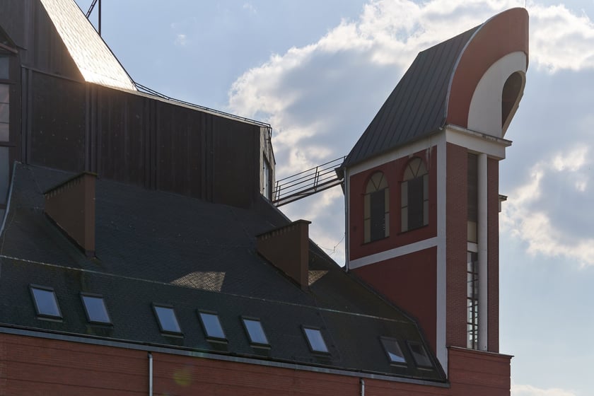 Rzymskokatolicki kości&oacute;ł pw. Opatrzności Bożej został konsekrowany w 2015 roku, ale jego budowa jeszcze się nie zakończyła. Rozpoczęto ją de facto w roku 1983, ale ze względu m.in. na bagienne podłoże konieczna była zmiana projektu, kt&oacute;rej podjął się prof. Zipser. Prace budowlane wznowiono w roku 1989.
Dynamiczną bryłę wieńczy kopuła przypominająca koronę, pod kt&oacute;rą umieszczono w ścianie duże przeszklenia. Cechą charakterystyczną rozczłonkowanej budowli o plastycznych formach jest wnękowa fasada nawiązująca do manieryzmu. W jej g&oacute;rnej części, niczym pod czapką z daszkiem, osadzono nowoczesny witraż przedstawiający oko opatrzności.