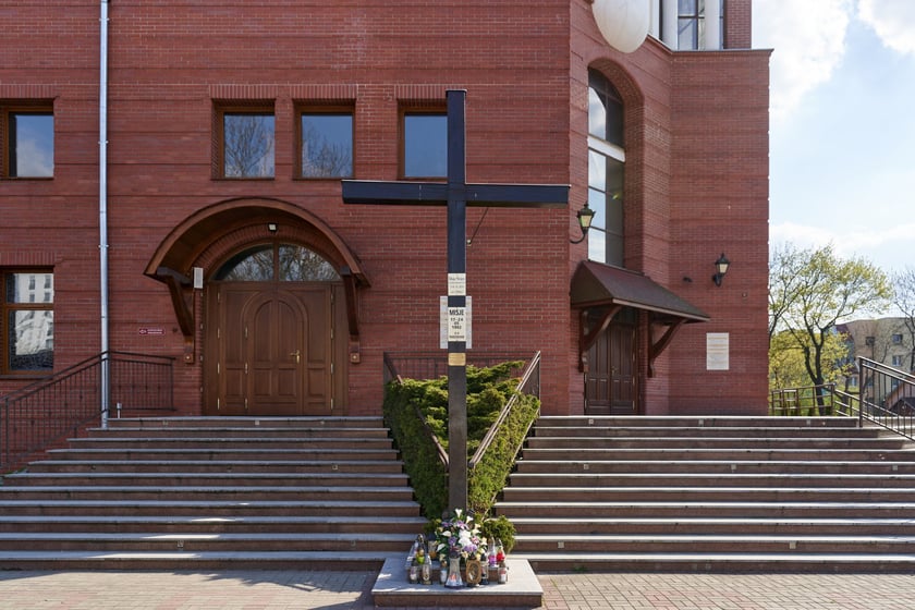 Rzymskokatolicki kości&oacute;ł pw. Opatrzności Bożej został konsekrowany w 2015 roku, ale jego budowa jeszcze się nie zakończyła. Rozpoczęto ją de facto w roku 1983, ale ze względu m.in. na bagienne podłoże konieczna była zmiana projektu, kt&oacute;rej podjął się prof. Zipser. Prace budowlane wznowiono w roku 1989.
Dynamiczną bryłę wieńczy kopuła przypominająca koronę, pod kt&oacute;rą umieszczono w ścianie duże przeszklenia. Cechą charakterystyczną rozczłonkowanej budowli o plastycznych formach jest wnękowa fasada nawiązująca do manieryzmu. W jej g&oacute;rnej części, niczym pod czapką z daszkiem, osadzono nowoczesny witraż przedstawiający oko opatrzności.