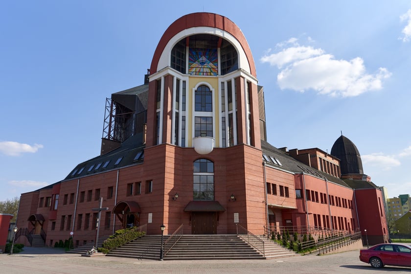 Rzymskokatolicki kości&oacute;ł pw. Opatrzności Bożej został konsekrowany w 2015 roku, ale jego budowa jeszcze się nie zakończyła. Rozpoczęto ją de facto w roku 1983, ale ze względu m.in. na bagienne podłoże konieczna była zmiana projektu, kt&oacute;rej podjął się prof. Zipser. Prace budowlane wznowiono w roku 1989.
Dynamiczną bryłę wieńczy kopuła przypominająca koronę, pod kt&oacute;rą umieszczono w ścianie duże przeszklenia. Cechą charakterystyczną rozczłonkowanej budowli o plastycznych formach jest wnękowa fasada nawiązująca do manieryzmu. W jej g&oacute;rnej części, niczym pod czapką z daszkiem, osadzono nowoczesny witraż przedstawiający oko opatrzności.