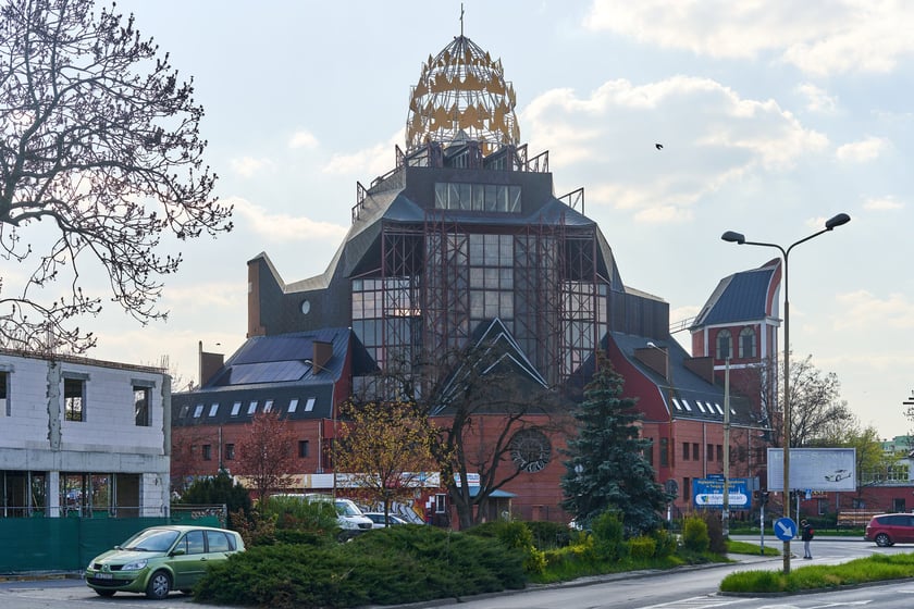 Rzymskokatolicki kości&oacute;ł pw. Opatrzności Bożej został konsekrowany w 2015 roku, ale jego budowa jeszcze się nie zakończyła. Rozpoczęto ją de facto w roku 1983, ale ze względu m.in. na bagienne podłoże konieczna była zmiana projektu, kt&oacute;rej podjął się prof. Zipser. Prace budowlane wznowiono w roku 1989.
Dynamiczną bryłę wieńczy kopuła przypominająca koronę, pod kt&oacute;rą umieszczono w ścianie duże przeszklenia. Cechą charakterystyczną rozczłonkowanej budowli o plastycznych formach jest wnękowa fasada nawiązująca do manieryzmu. W jej g&oacute;rnej części, niczym pod czapką z daszkiem, osadzono nowoczesny witraż przedstawiający oko opatrzności.