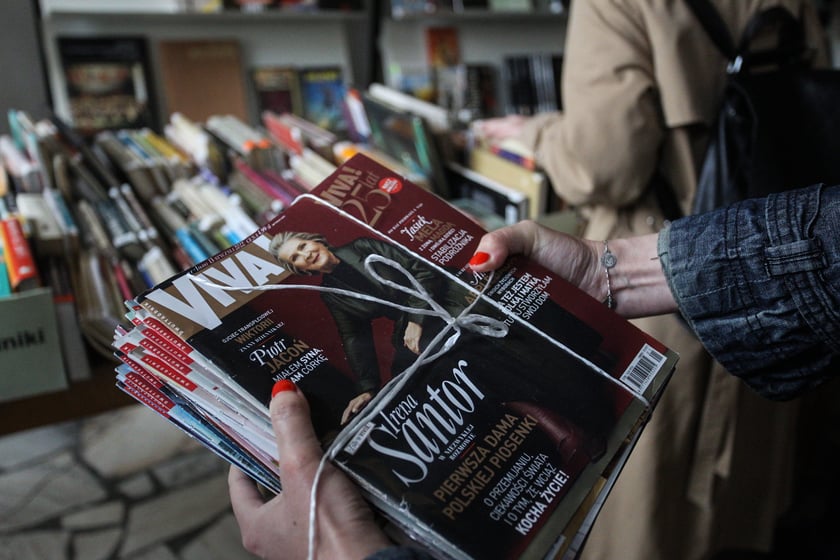 Kiermasz w Dolnośląskiej Bibliotece Publicznej w Rynku &ndash; chętnych na książki, płyty, czasopisma za 4 złote nie brakuje