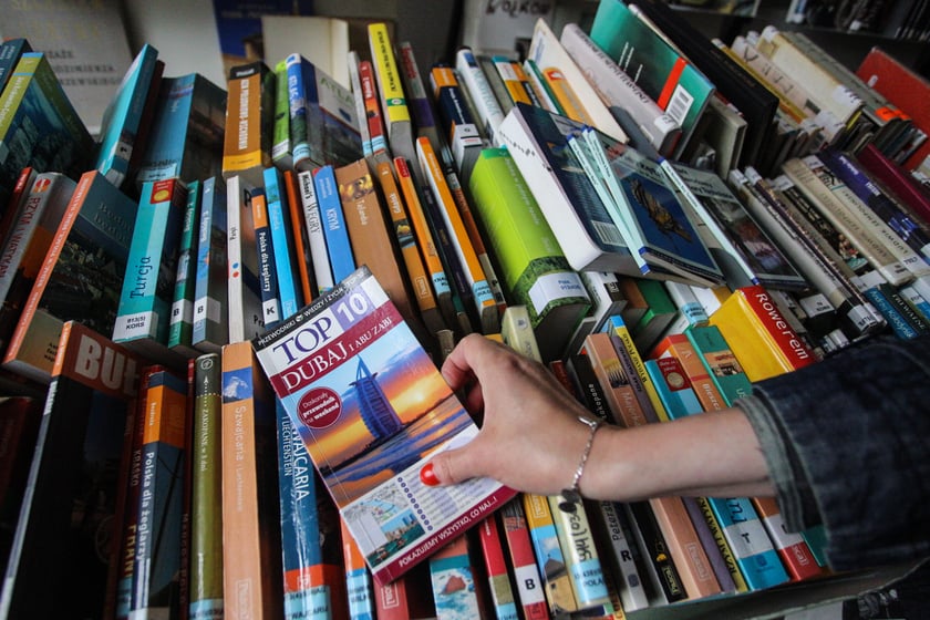 Kiermasz w Dolnośląskiej Bibliotece Publicznej w Rynku &ndash; chętnych na książki, płyty, czasopisma za 4 złote nie brakuje
