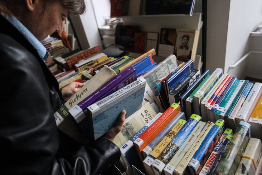 Kiermasz w Dolnośląskiej Bibliotece Publicznej w Rynku &ndash; chętnych na książki, płyty, czasopisma za 4 złote nie brakuje