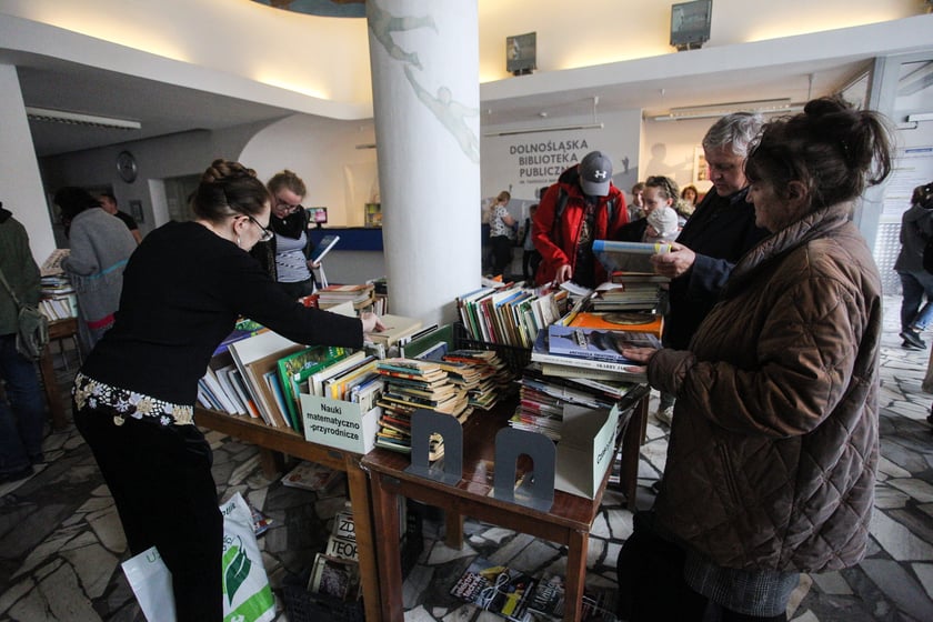 Kiermasz w Dolnośląskiej Bibliotece Publicznej w Rynku &ndash; chętnych na książki, płyty, czasopisma za 4 złote nie brakuje