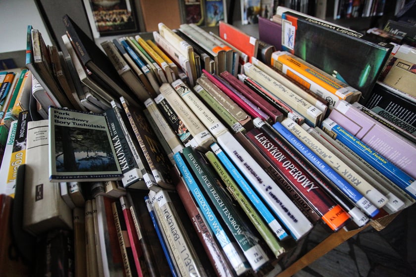 Kiermasz w Dolnośląskiej Bibliotece Publicznej w Rynku &ndash; chętnych na książki, płyty, czasopisma za 4 złote nie brakuje