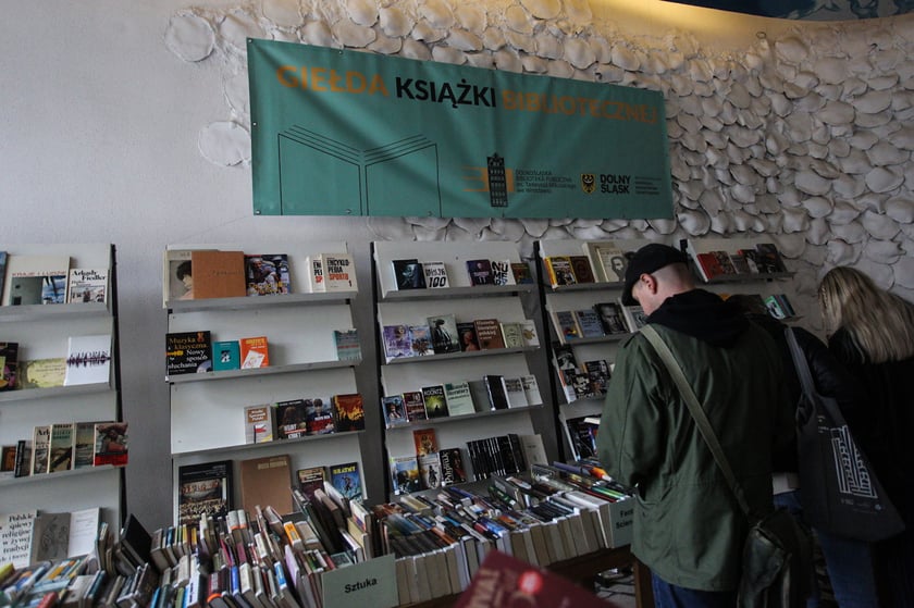 Kiermasz w Dolnośląskiej Bibliotece Publicznej w Rynku &ndash; chętnych na książki, płyty, czasopisma za 4 złote nie brakuje