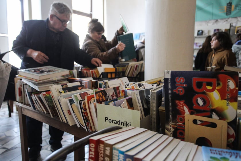 Kiermasz w Dolnośląskiej Bibliotece Publicznej w Rynku &ndash; chętnych na książki, płyty, czasopisma za 4 złote nie brakuje