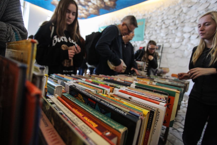 Kiermasz w Dolnośląskiej Bibliotece Publicznej w Rynku &ndash; chętnych na książki, płyty, czasopisma za 4 złote nie brakuje