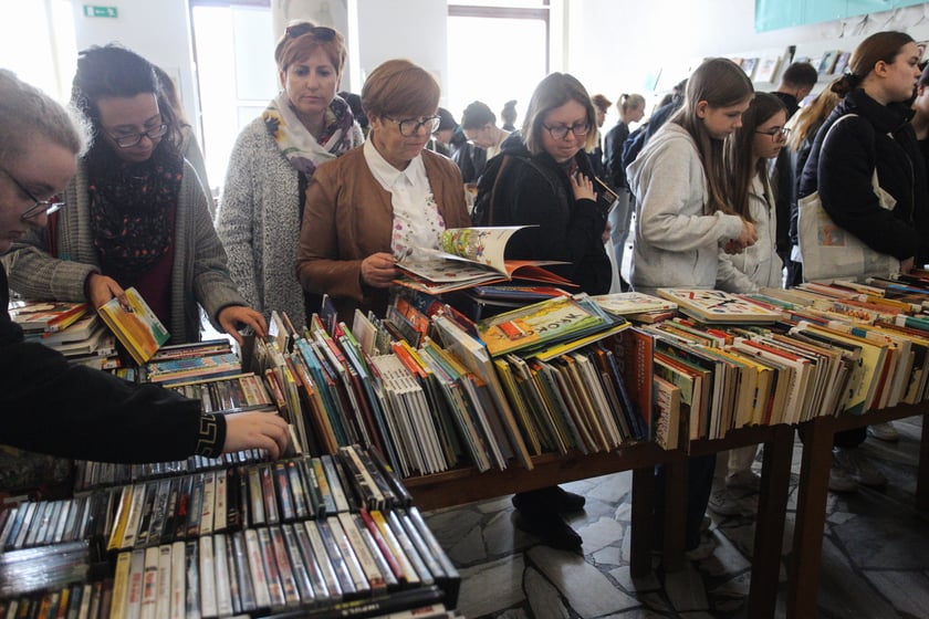 Kiermasz w Dolnośląskiej Bibliotece Publicznej w Rynku &ndash; chętnych na książki, płyty, czasopisma za 4 złote nie brakuje