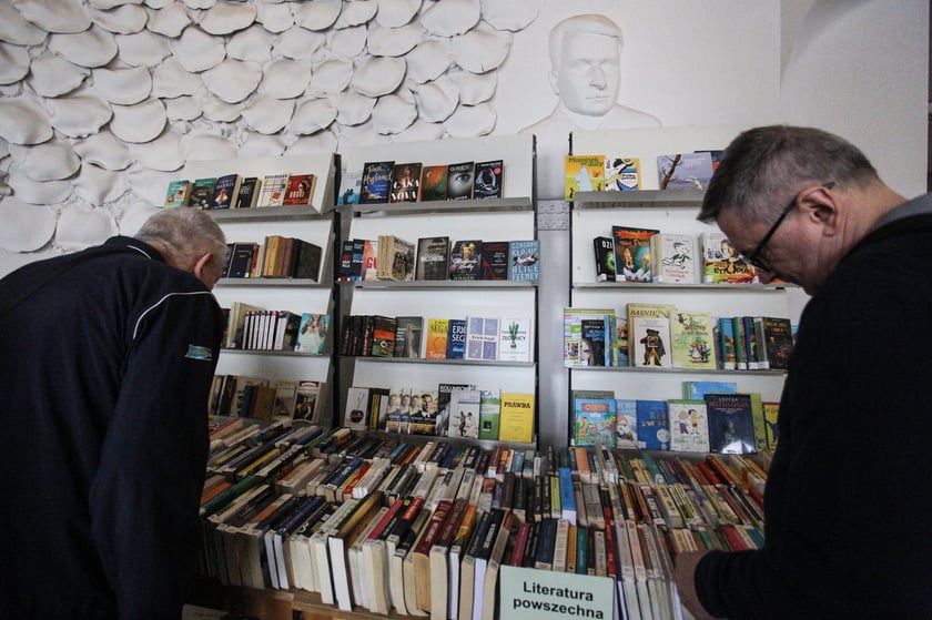 Kiermasz w Dolnośląskiej Bibliotece Publicznej w Rynku &ndash; chętnych na książki, płyty, czasopisma za 4 złote nie brakuje