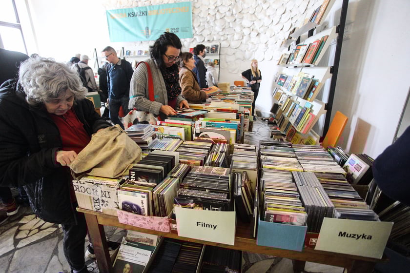 Kiermasz w Dolnośląskiej Bibliotece Publicznej w Rynku &ndash; chętnych na książki, płyty, czasopisma za 4 złote nie brakuje