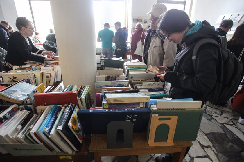 Kiermasz w Dolnośląskiej Bibliotece Publicznej w Rynku &ndash; chętnych na książki, płyty, czasopisma za 4 złote nie brakuje