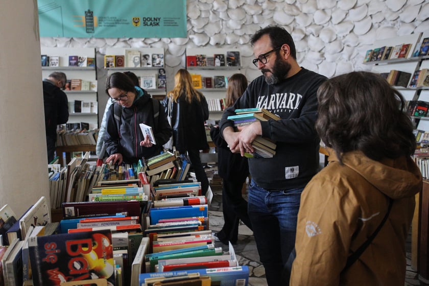 Kiermasz w Dolnośląskiej Bibliotece Publicznej w Rynku &ndash; chętnych na książki, płyty, czasopisma za 4 złote nie brakuje