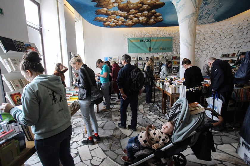 Kiermasz w Dolnośląskiej Bibliotece Publicznej w Rynku &ndash; chętnych na książki, płyty, czasopisma za 4 złote nie brakuje