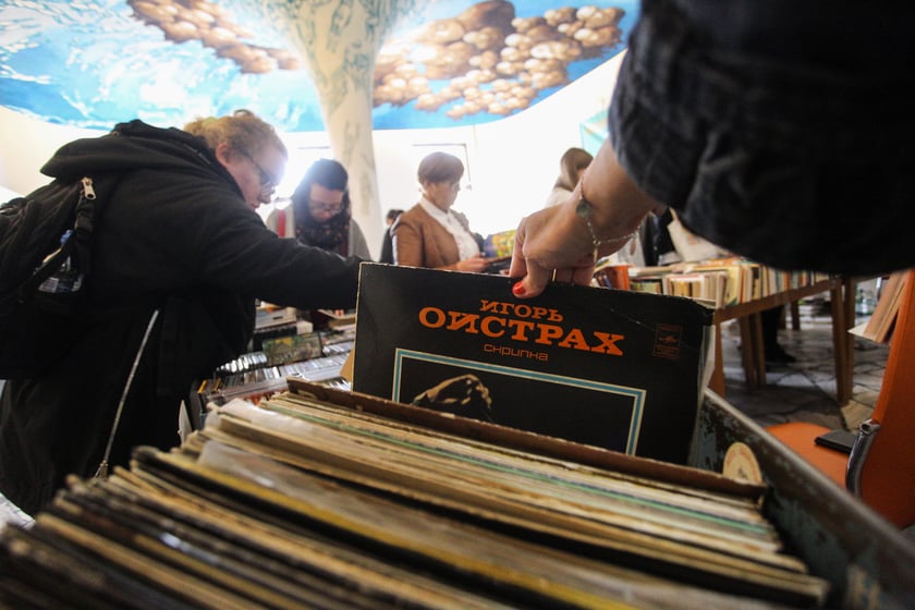 Kiermasz w Dolnośląskiej Bibliotece Publicznej w Rynku &ndash; chętnych na książki, płyty, czasopisma za 4 złote nie brakuje
