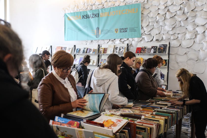 Kiermasz w Dolnośląskiej Bibliotece Publicznej w Rynku &ndash; chętnych na książki, płyty, czasopisma za 4 złote nie brakuje