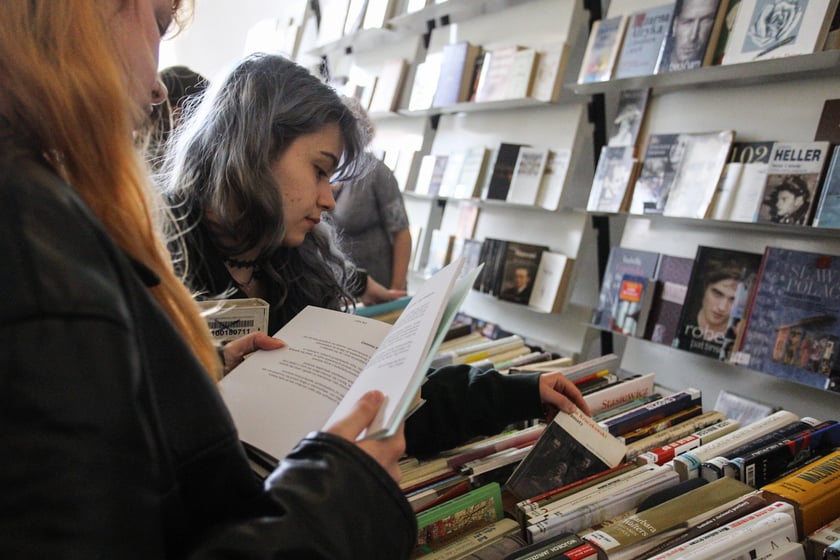 Kiermasz w Dolnośląskiej Bibliotece Publicznej w Rynku &ndash; chętnych na książki, płyty, czasopisma za 4 złote nie brakuje