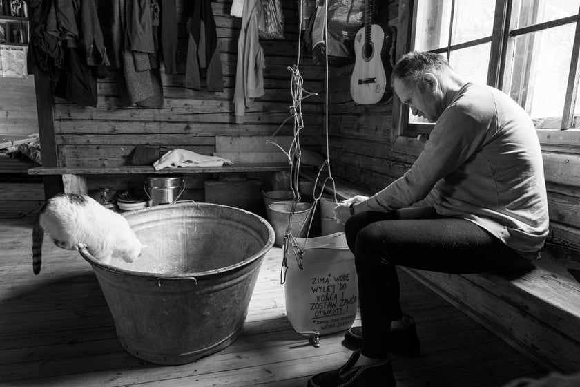 Fotoreportaż z górskiej chaty, w której spotykają się wędrowcy // 2. miejsce w kategorii Documentary Project Grand Press Photo 2023