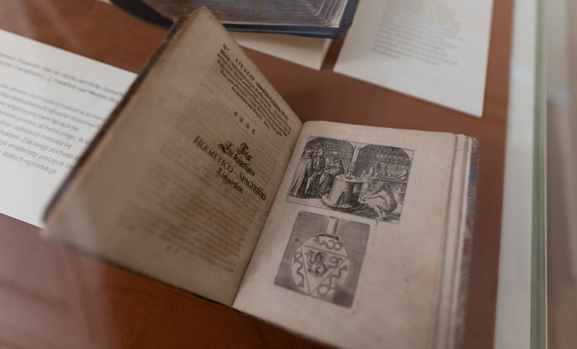 Starodruki o alchemii na wystawie &bdquo;Przemiany i transmutacje&rdquo;