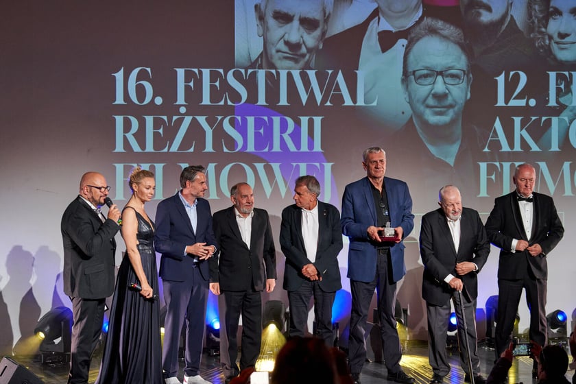 16. Festiwal Reżyserii Filmowej i 12. Festiwal Aktorstwa Filmowego ruszyły w sobotę we Wrocławiu. Na zdjęciu od lewej: Piotr Gąsowski, Sonia Bohosiewicz, Bartłomiej Ciążyński (wiceprezydent Wrocławia), Zbigniew Waleryś (aktor), Waldemar Krzystek (reżyser), Wiktor Zborowski (aktor), Janusz Majewski (reżyser), Stanisław Dzierniejko, dyrektor festiwali filmowych