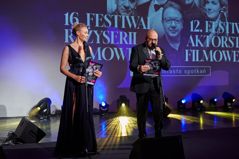 16. Festiwal Reżyserii Filmowej i 12. Festiwal Aktorstwa Filmowego ruszyły w sobotę we Wrocławiu. Na zdjęciu od lewej Sonia Bohosiewicz i Piotr Gąsowski prowadzący galę otwarcia&nbsp;