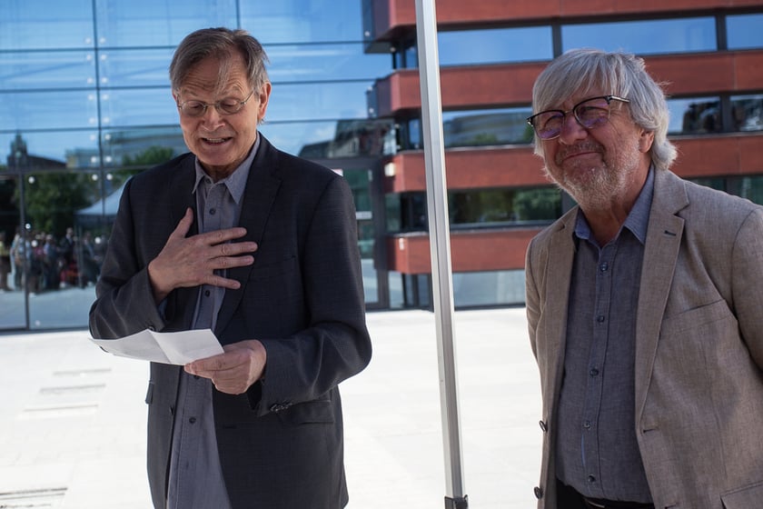 Ernst Kovacic i dyrektor Andrzej Kosendiak przed NFM