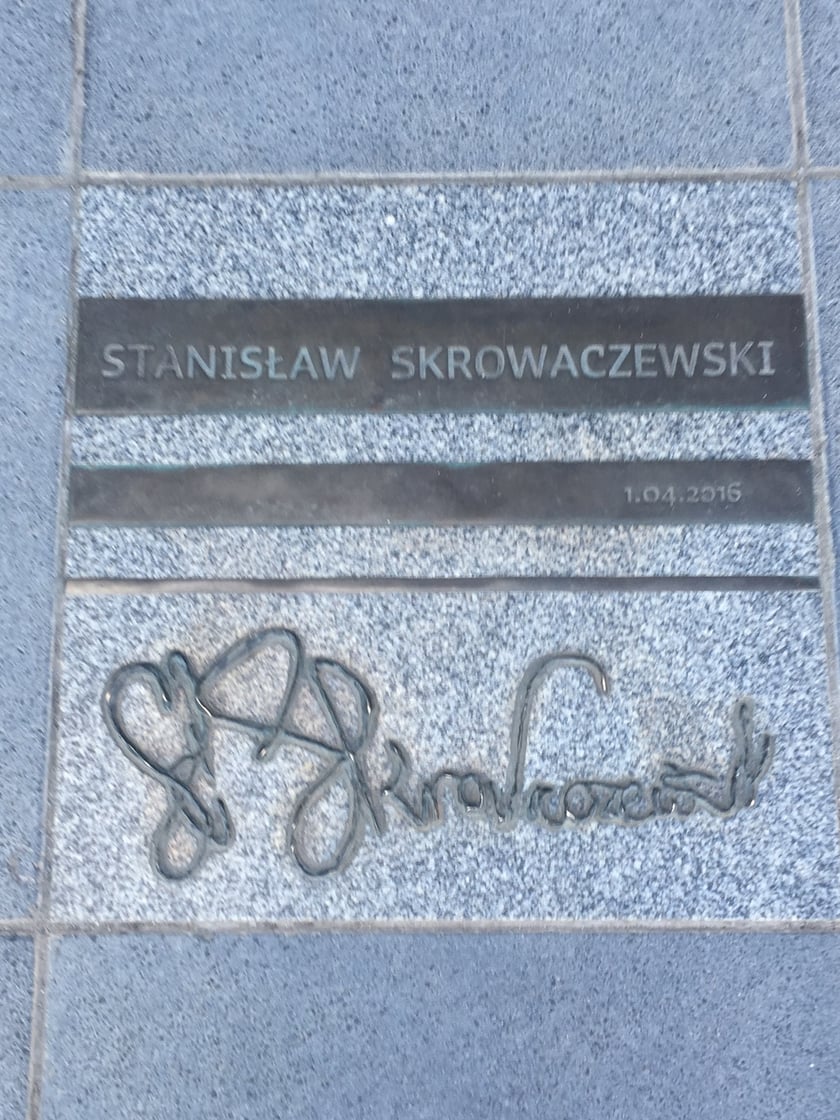 Tablica pamiątkowa przed Narodowym Forum Muzyki &ndash; dyrygent Stanisław Skrowaczewski